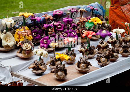 Vendita di fiori in legno presso il Tempio Borobudur in Indonesia Foto Stock