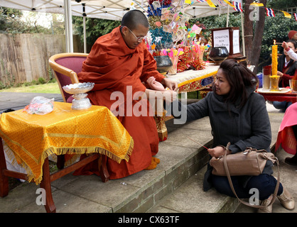 Celebrazione del nuovo anno per le popolazioni Thai al tempio Buddhapadipa, Londra Foto Stock