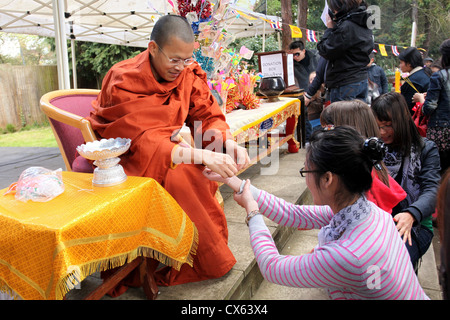 Celebrazione del nuovo anno per le popolazioni Thai al tempio Buddhapadipa, Londra Foto Stock