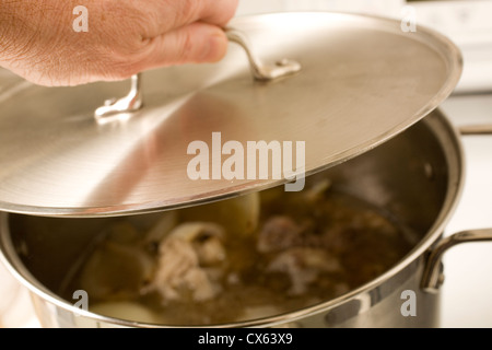 Brodo di manzo simmering in una pentola Foto Stock