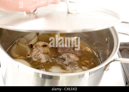 Brodo di manzo simmering in una pentola Foto Stock