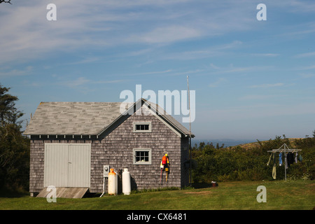 Servizio lavanderia Asciuga all'aperto nei pressi di una piccola casa incastrata in vista dell'oceano su Monhegan Island, Maine Foto Stock