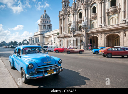 Vecchia auto americane passando dal Capitolio Building e il Gran Teatro de la Habana, Paseo de Marti, Habana Vieja, Havana, Cuba Foto Stock