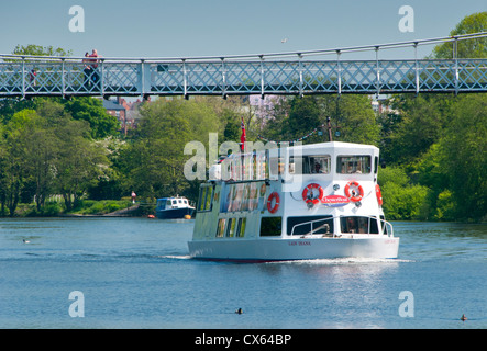 Tourboat Lady Diana passando sotto il Queens Park ponte sul fiume Dee, i boschetti, Chester, Cheshire, Inghilterra, Regno Unito Foto Stock