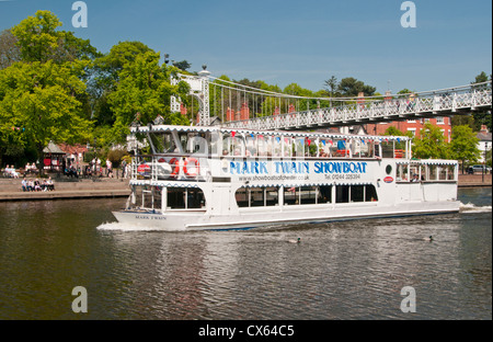 Mark Twain Tourboat sul fiume Dee sotto Queens Park Bridge, i boschetti, Chester, Cheshire, Inghilterra, Regno Unito Foto Stock