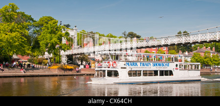 Mark Twain e tour in barca sul fiume Dee sotto Queens Park Bridge, i boschetti, Chester, Cheshire, Inghilterra, Regno Unito Foto Stock