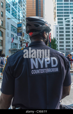 New York, NY, STATI UNITI D'AMERICA, Retro del poliziotto uniforme con logo NYPD, World Trade Center Area, Manhattan Foto Stock