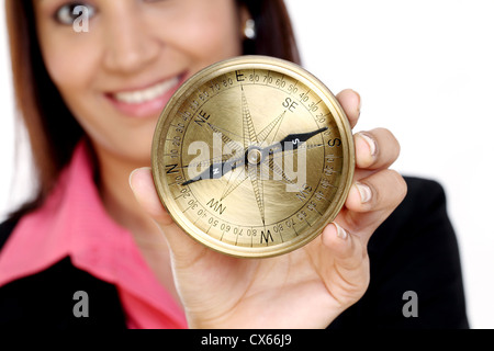 Indian Business donna tenendo una bussola Foto Stock