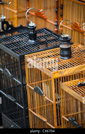 Le gabbie sul mercato degli uccelli in Yogyakarta Indonesia Foto Stock