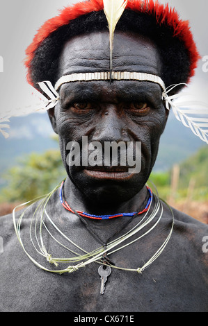 Tribesman in Il Baliem Valley, Papua occidentale, in Indonesia. Foto Stock