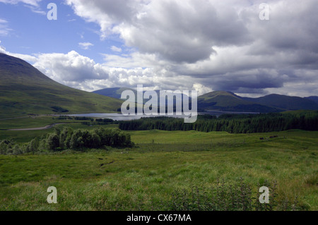 Loch Tulla vicino al Bridge of Orchy e Glencoe nelle Highlands Centrali della Scozia. Foto Stock