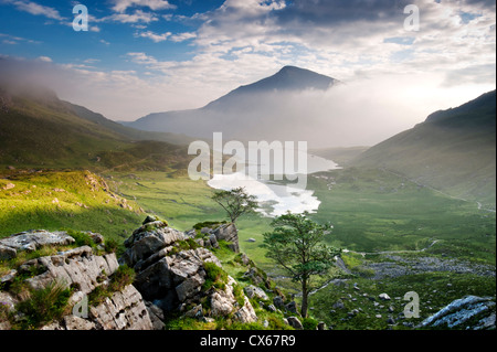 Cwm Idwal in estate con Llyn (lago) Idwal e penna yr Ole Wen in distanza, Snowdonia National Park, North Wales, Regno Unito Foto Stock