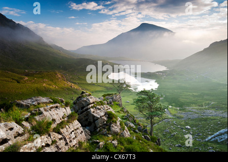 Cwm Idwal in estate con Llyn (lago) Idwal e penna yr Ole Wen in distanza, Snowdonia National Park, North Wales, Regno Unito Foto Stock