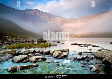 LLyn Idwal, Glyder Fawr & the Devils Kitchen, Cwm Idwal, Snowdonia National Park, North Wales, Regno Unito Foto Stock