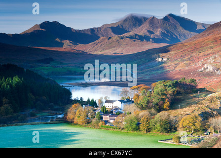 Llynnau Mymbyr, Mount Snowdon & The Snowdon intervallo da Capel Curig, Parco Nazionale di Snowdonia, Wales, Regno Unito Foto Stock