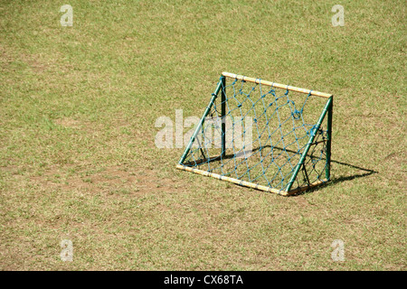 Un mini soccer obiettivo per i bambini su un campo per il calcetto. Foto Stock