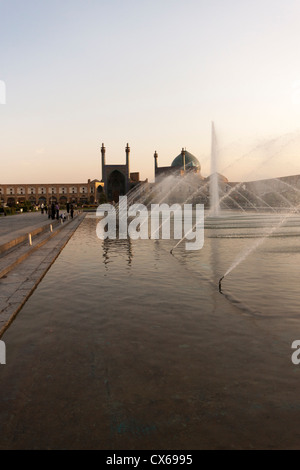 Fontana nella parte anteriore del Imam moschea (Masjed-e l Imam) sul Naqsh-e JAHAN Piazza o Imam square, a Isfahan, Iran. Foto Stock