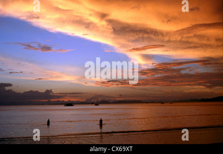 Tramonto perfetto sull isola di Phi Phi, Thailandia Foto Stock