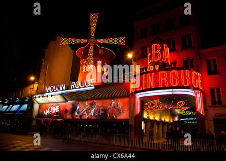 Il Moulin Rouge a Parigi di notte Foto Stock