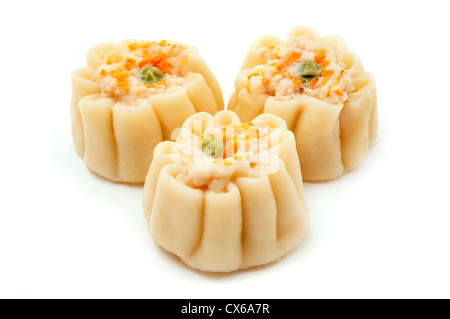 Shumai cinesi su sfondo bianco Foto Stock