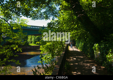 Kelvin marciapiede, Glasgow, colori primaverili, soleggiata; regione di Strathclyde, Scozia Foto Stock