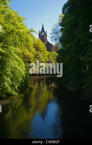 Kelvin marciapiede, Glasgow, colori primaverili, soleggiata; regione di Strathclyde, Scozia Foto Stock