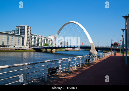 Fiume Clyde marciapiede, Clyde Arc Bridge, Glasgow, regione di Strathclyde, Scozia Foto Stock