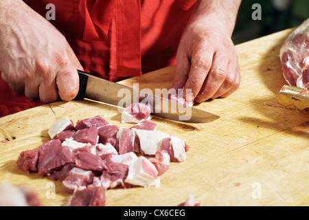 Dettaglio di un uomo di tritare la carne Foto Stock