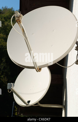 Televisione satellitare piatto sul muro di casa Foto Stock