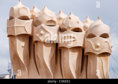Camini di Casa Milà meglio conosciuta come La Pedrera, è un edificio progettato dall'architetto catalano Antoni Gaudí Foto Stock