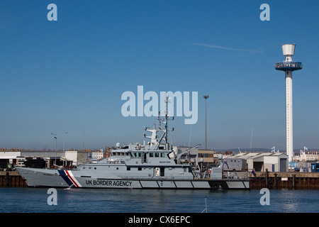 Fresa HM Searcher - Damen Stan Patrol 4207, commissionato 2002 weymouth harbour Inghilterra Regno Unito Foto Stock