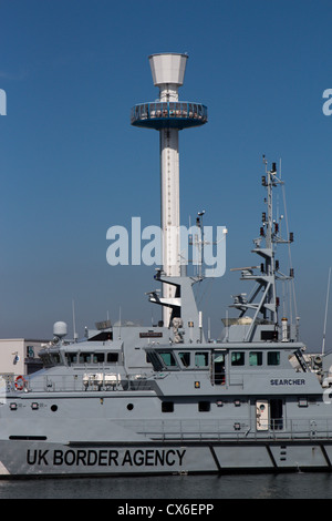 Fresa HM Searcher - Damen Stan Patrol 4207, commissionato 2002 weymouth harbour Inghilterra Regno Unito Foto Stock