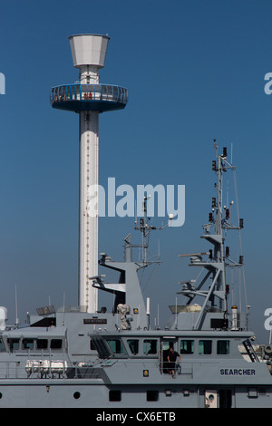 Fresa HM Searcher - Damen Stan Patrol 4207, commissionato 2002 weymouth harbour Inghilterra Regno Unito Foto Stock