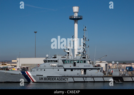 Fresa HM Searcher - Damen Stan Patrol 4207, commissionato 2002 weymouth harbour Inghilterra Regno Unito Foto Stock