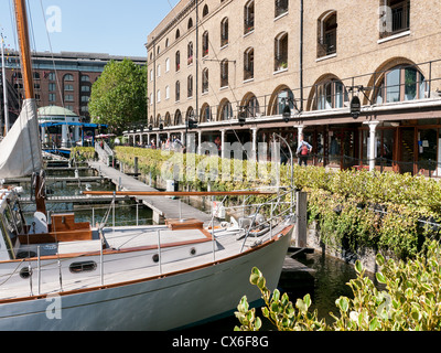 Il Marina di Santa Katherine Docks, con negozi e boutique in background, London, Regno Unito Foto Stock