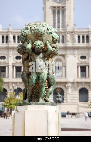 Statua di Camara (municipio) (Pr Gen Humberto Delgado) Praca da Liberdade Porto Portogallo Foto Stock