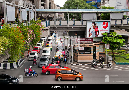 Pathumwan disrict Piazza Siam Center Auto Bangkok in Thailandia il traffico di automobili Foto Stock