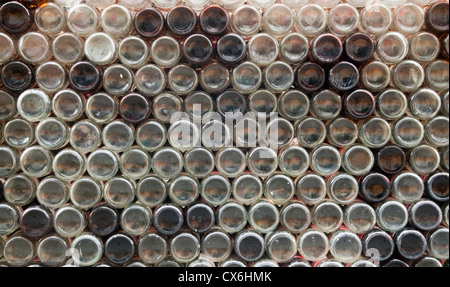 Impilate le bottiglie di birra per il riciclo Foto Stock