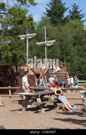 Bambini che giocano su una nave pirata in un campo giochi per bambini Foto Stock