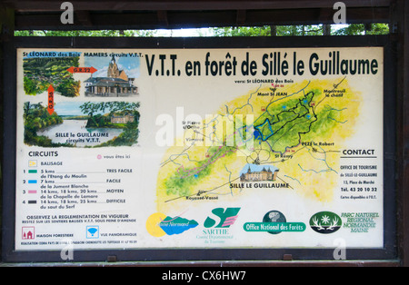 La foresta e il lago di Sillé-le-Guillaume, Sarthe, Pays de la Loire, Francia. Foto Stock