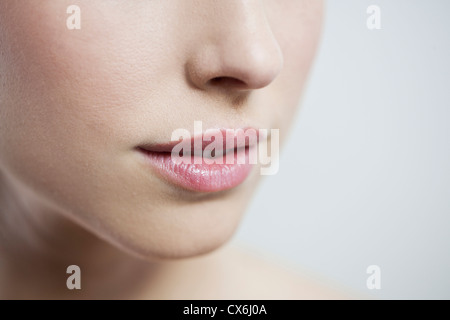 Close up di un giovane womans bocca, leggermente aperta Foto Stock