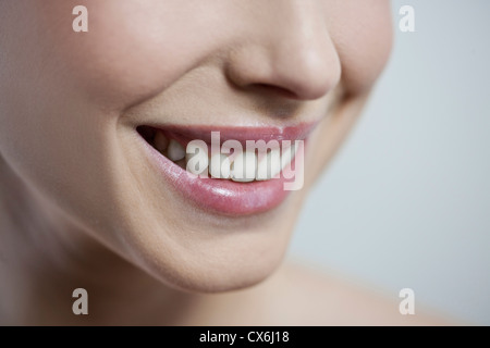 Close up di un giovane womans bocca sorridente Foto Stock