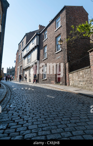 Vecchie case su una strada acciottolata a Owengate Durham Regno Unito Foto Stock