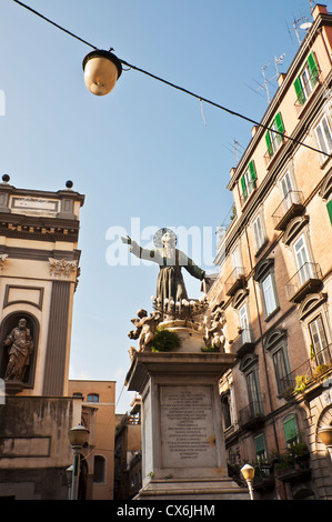 Statua e campanile di San Lorenzo, Napoli, Italia Foto Stock