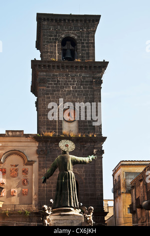 Statua e campanile di San Lorenzo, Napoli, Italia Foto Stock