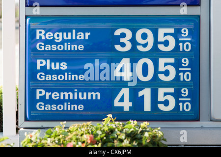 Dettaglio di un segno pubblicità dei prezzi del carburante Foto Stock
