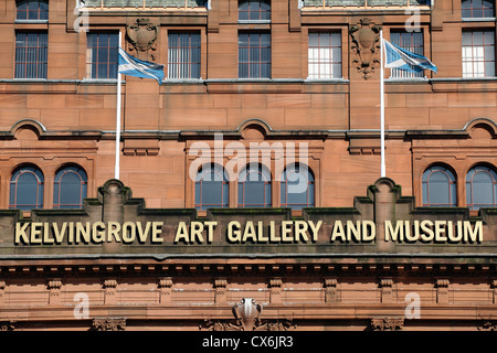 Kelvingrove Art Gallery and Museum Glasgow, dettaglio del segno e delle bandiere sul Sud façade, Scozia, Regno Unito Foto Stock