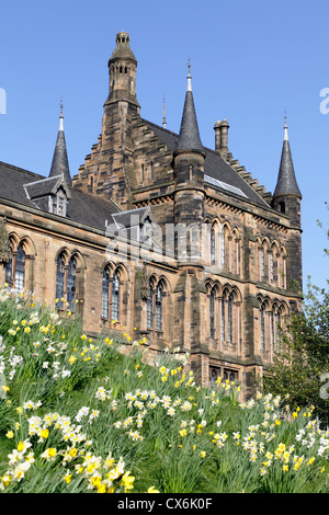Facciata sud dell'Università di Glasgow edificio principale nella primavera del Campus Gilmorehill, Glasgow, Scotland, Regno Unito Foto Stock