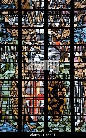 Kortrijk, Belgio. Onze Lieve Vrouwkerk / Chiesa di Nostra Signora (13thC) Cappella dei Conti. Finestra di vetro colorato Foto Stock