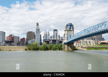 Roebling ponte sopra il fiume Ohio con la skyline di Cincinnati Foto Stock